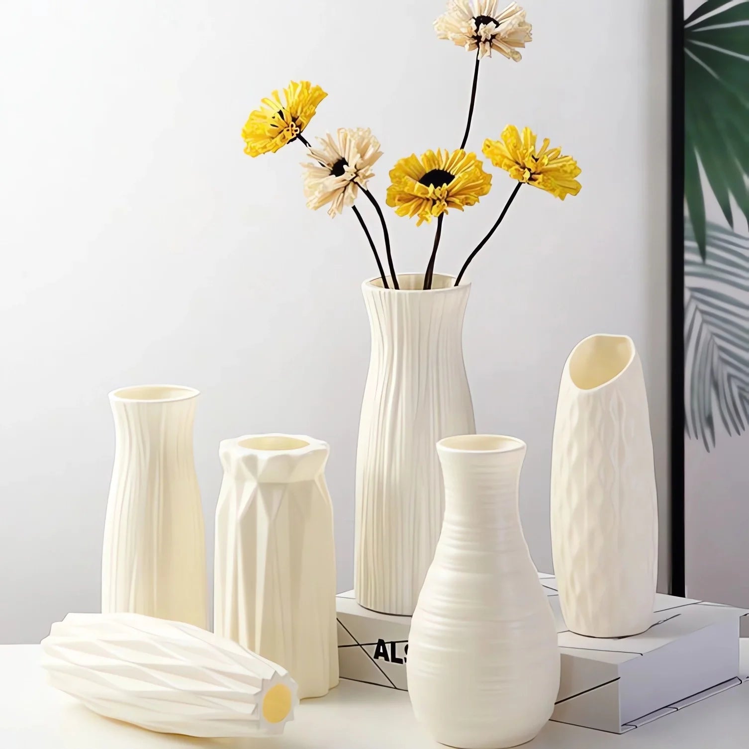 MODERN MINIMALIST VASE